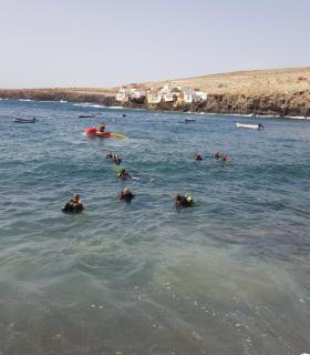 Telde: Los buceadores extraen cerca de 20 kilos de basura del fondo marino de Tufia. · foto 5