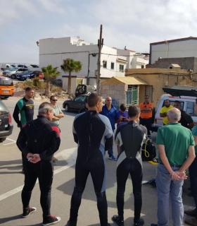 Telde: Los buceadores extraen cerca de 20 kilos de basura del fondo marino de Tufia. · foto 3