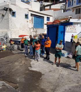 Telde: Los buceadores extraen cerca de 20 kilos de basura del fondo marino de Tufia. · foto 2