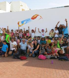 Santa Lucía de Tirajana: Más de 40 niños pintan el mural que abre el programa de las V Jornadas de Litoral y Medioambiente. · foto 1