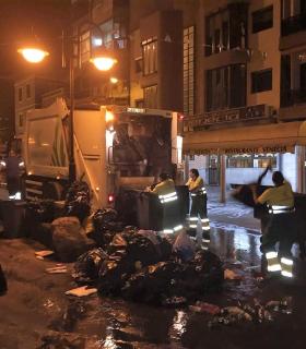 El Ayuntamiento de Telde recoge unas 9,5 toneladas de basura tras la noche de los fuegos de Melenara. · foto 9