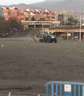 El Ayuntamiento de Telde recoge unas 9,5 toneladas de basura tras la noche de los fuegos de Melenara. · foto 11
