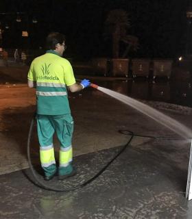 El Ayuntamiento de Telde recoge unas 9,5 toneladas de basura tras la noche de los fuegos de Melenara. · foto 1