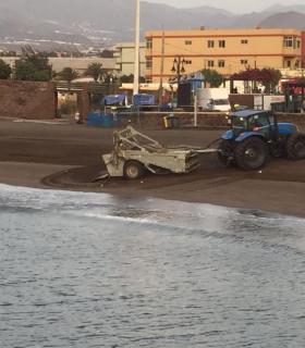 El Ayuntamiento de Telde recoge unas 9,5 toneladas de basura tras la noche de los fuegos de Melenara. · foto 6