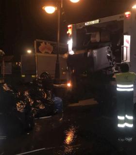 El Ayuntamiento de Telde recoge unas 9,5 toneladas de basura tras la noche de los fuegos de Melenara. · foto 2