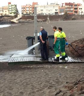 El Ayuntamiento de Telde recoge unas 9,5 toneladas de basura tras la noche de los fuegos de Melenara. · foto 13