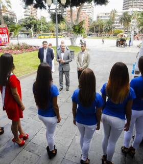 La Reina de las Fiestas de 2016, María Elena Suárez Guedes también acompañó a las jóvenes que compiten este año en este encuentro con el alcalde Hidalgo. · foto 5