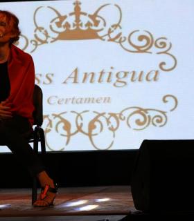 Paula Santana Domínguez proclamada Miss Antigua 2017 en una noche de pasarela y espectáculo. · foto 1