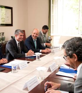 Fernando Clavijo y Vasco Alves Cordeiro firman un acuerdo de colaboración en materia de innovación, desarrollo y energías renovables. · foto 7
