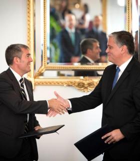 Fernando Clavijo y Vasco Alves Cordeiro firman un acuerdo de colaboración en materia de innovación, desarrollo y energías renovables. · foto 6