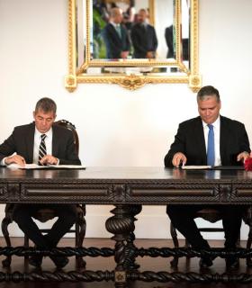 Fernando Clavijo y Vasco Alves Cordeiro firman un acuerdo de colaboración en materia de innovación, desarrollo y energías renovables. · foto 5