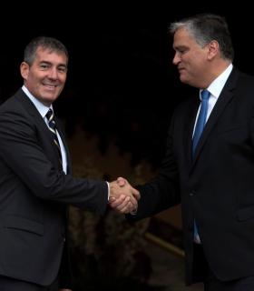 Fernando Clavijo y Vasco Alves Cordeiro firman un acuerdo de colaboración en materia de innovación, desarrollo y energías renovables. · foto 1