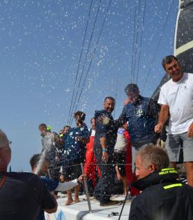 El barco Green Dragon, primero en llegar a la Bahía de San Sebastián de La Gomera. · foto 3