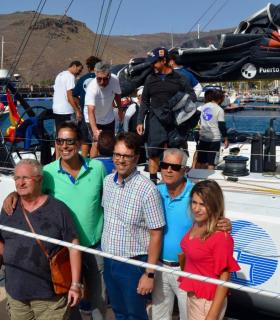El barco Green Dragon, primero en llegar a la Bahía de San Sebastián de La Gomera. · foto 1