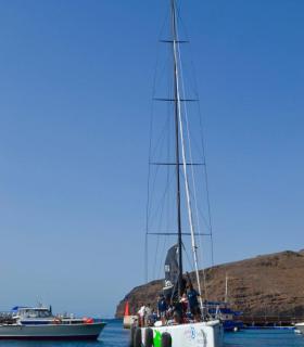 El barco Green Dragon, primero en llegar a la Bahía de San Sebastián de La Gomera. · foto 2