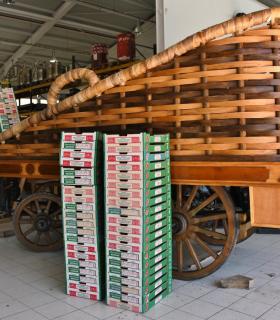 Mogán estrenará mañana carreta en la romería del Pino en la que llevará más de 800 kilos de fruta y 200 kilos de pescado. · foto 1