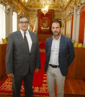El primer teniente de alcalde, Javier Doreste, mantiene un encuentro con el embajador de Nueva Zelanda en España. · foto 1