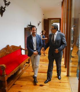 El primer teniente de alcalde, Javier Doreste, mantiene un encuentro con el embajador de Nueva Zelanda en España. · foto 2