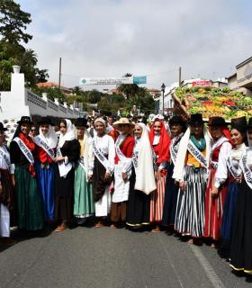 Mogán ofrece a la Virgen del Pino en Teror más de 1.000 kilos de fruta y más de 200 kilos de pescado. · foto 5