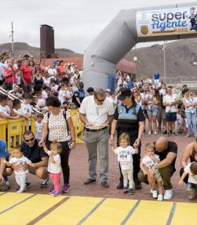 Más de 500 niños participan en la primera carrera Super Agente Kids que organiza la Policía Local de Las Palmas de Gran Canaria. · foto 10