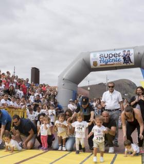 Más de 500 niños participan en la primera carrera Super Agente Kids que organiza la Policía Local de Las Palmas de Gran Canaria. · foto 4