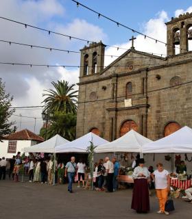 El Martes de Tradiciones llena la plaza del Cristo con esencias de la cultura canaria. · foto 1