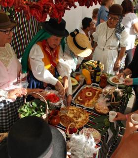 El Martes de Tradiciones llena la plaza del Cristo con esencias de la cultura canaria. · foto 2