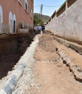 Obras de mejora de las redes de abastecimiento y saneamiento de la escuela infantil de Radazul. · foto 1