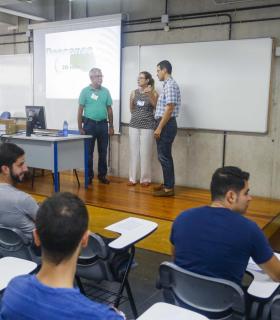 Más de 400 aspirantes participan en la segunda prueba de las oposiciones a agentes de la Policía Local de Las Palmas de Gran Canaria. · foto 1
