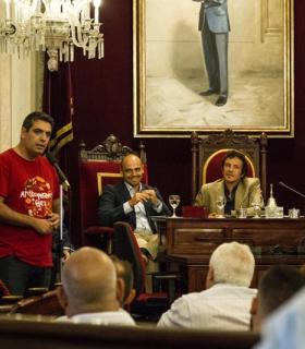 Santa Cruz y Cádiz formalizan el inicio del hermanamiento de sus carnavales. · foto 1