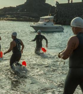 Cuarenta y cuatro nadadores participan en la XIX Travesía a Nado a Puntallana. · foto 3