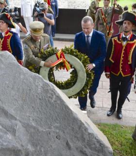 El Alcalde preside en los Jardines de La Luz el acto que conmemora el 422 aniversario de la Batalla de La Naval. · foto 1