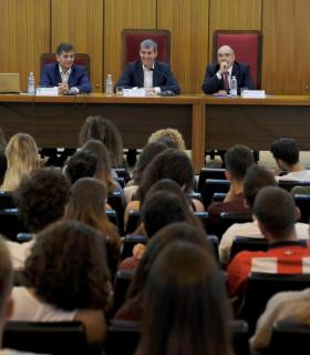 Clavijo: El crecimiento económico ha de estar vinculado a la generación de empleo y el refuerzo de las políticas sociales. · foto 2