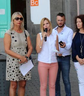 El Ayuntamiento celebra el ‘Día de la Erradicación de la Pobreza’ con la lectura de un manifiesto en la Plaza de la Constitución. · foto 3