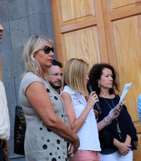 El Ayuntamiento celebra el ‘Día de la Erradicación de la Pobreza’ con la lectura de un manifiesto en la Plaza de la Constitución. · foto 2
