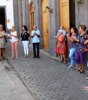 El Ayuntamiento celebra el ‘Día de la Erradicación de la Pobreza’ con la lectura de un manifiesto en la Plaza de la Constitución. · foto 4