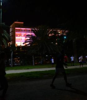 El Ayuntamiento de Las Palmas de Gran Canaria se tiñe de rosa para pedir más concienciación ante el cáncer de mama. · foto 3