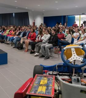 Los estudiantes del CIFP La Laguna presentan su kart eléctrico al presidente del Gobierno. · foto 2
