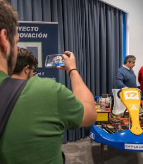Los estudiantes del CIFP La Laguna presentan su kart eléctrico al presidente del Gobierno. · foto 3