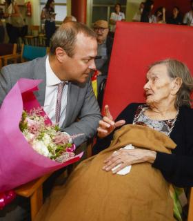 El alcalde felicita a Soledad Guillén por sus 105 años de vida formando parte “de la historia de esta ciudad”. · foto 3