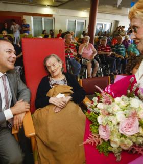 El alcalde felicita a Soledad Guillén por sus 105 años de vida formando parte “de la historia de esta ciudad”. · foto 1