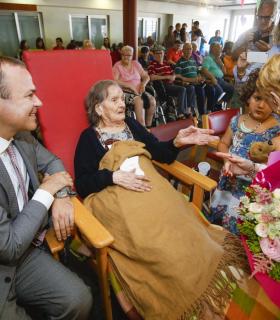 El alcalde felicita a Soledad Guillén por sus 105 años de vida formando parte “de la historia de esta ciudad”. · foto 2