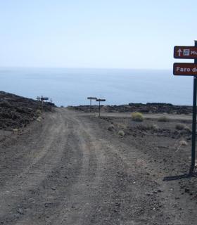 El Cabildo de El Hierro saca a información pública el asfaltado de la carretera de acceso al muelle de Orchilla. · foto 1