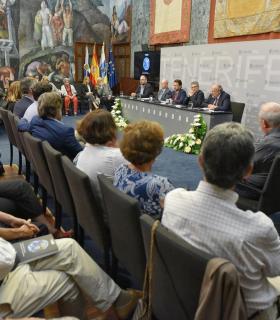 El Cabildo de Tenerife acoge la presentación del libro "Frenar el cambio climático. Una aportación y 101 propuestas". · foto 1