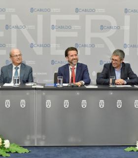 El Cabildo de Tenerife acoge la presentación del libro "Frenar el cambio climático. Una aportación y 101 propuestas". · foto 2