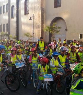 Unas 200 personas participan en la II edición del proyecto Biciguagua celebrado en La Laguna. · foto 2