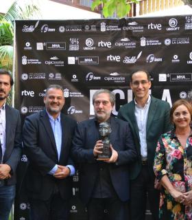 José Alberto Díaz entrega el trofeo ‘El testigo de la Historia’ a la serie El Ministerio del Tiempo. · foto 2