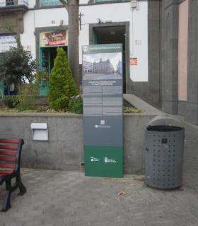 Arucas inicia la instalación de la nueva señalética turística peatonal en el municipio. · foto 3