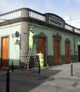 Arucas inicia la instalación de la nueva señalética turística peatonal en el municipio. · foto 2