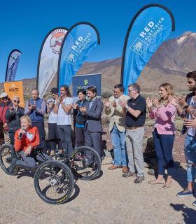 La deportista paralímpica Gema Hassen-Bey inicia su reto de coronar el Teide, el punto más alto de España. · foto 2